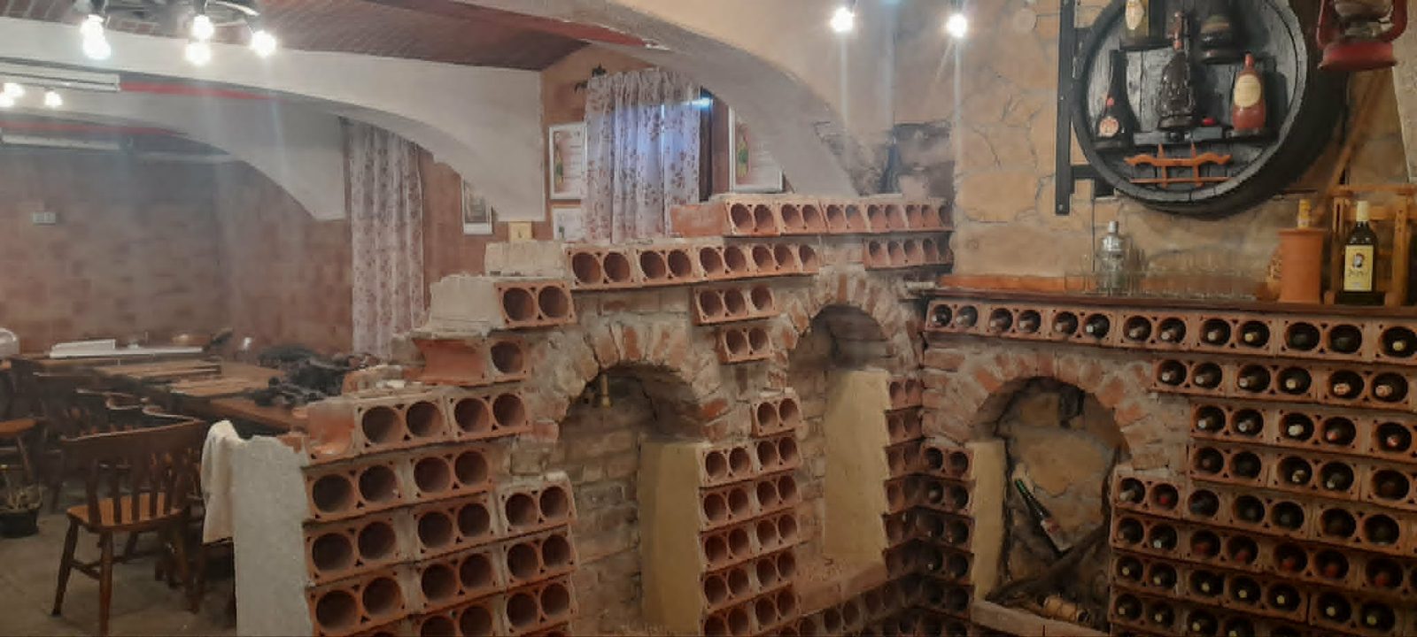 Boce vina u ciglenim lukovima podruma