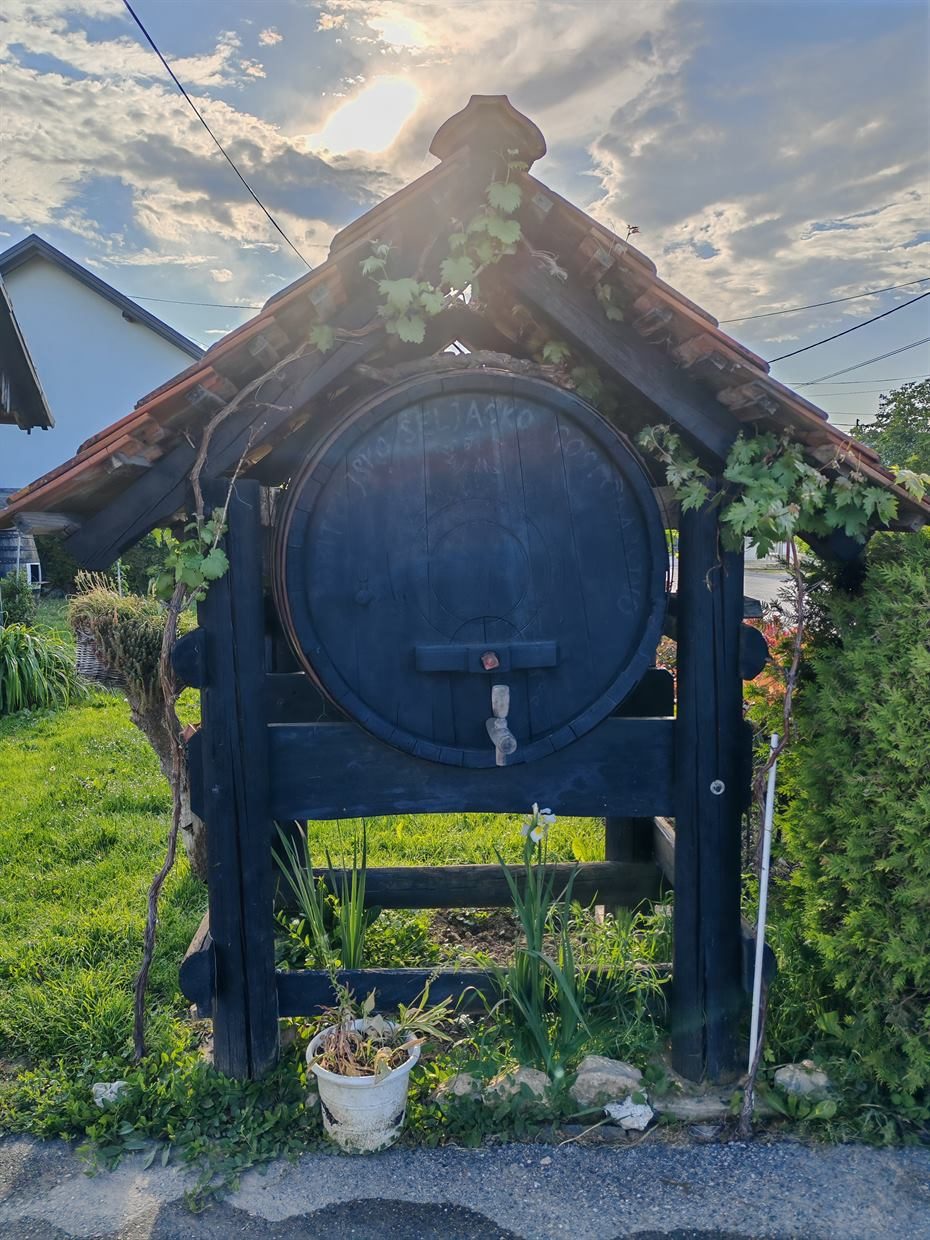 Stara bačva pod krovićem ispred vinarije