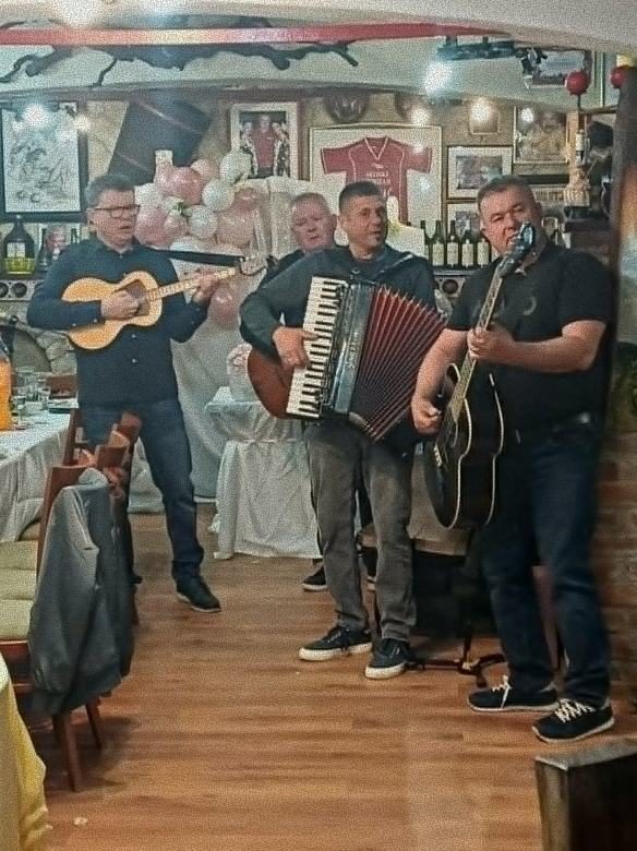 Glazbenici sviraju u kušaonici